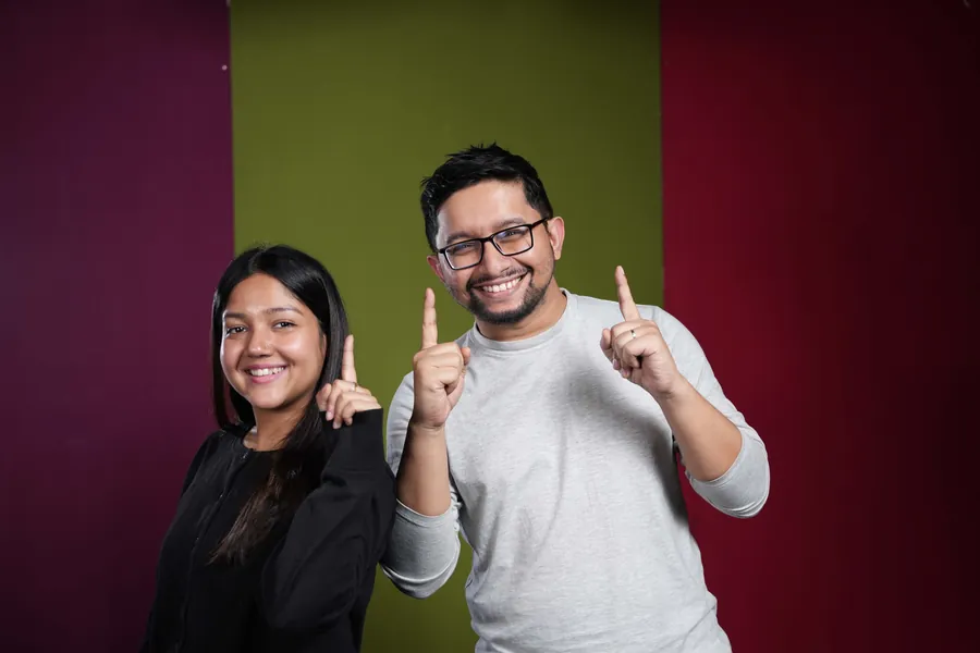 Sakib and Mehzabeen at the photoshoot: the pointing duo